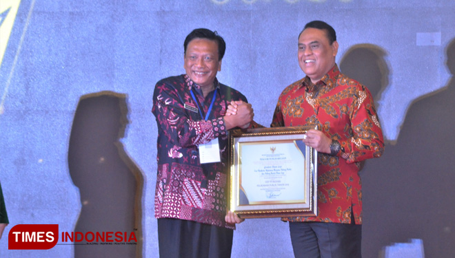 Bupati Sambari Halim Radianto saat menerima penghargaan dari KemenPAN-RB RI Syafrudin (FOTO: Humas Pemkab Gresik for TIMES Indonesia)