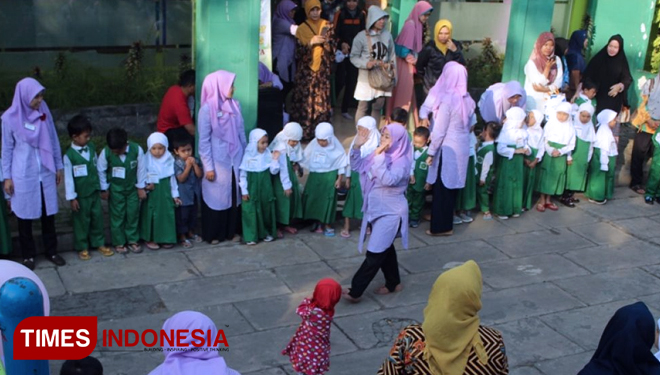 Siswa KB/TK Khadijah Pandegiling bersama guru lakukan permainan asah komunikasi di halaman sekolah. (FOTO: AJP TIMES Indonesia)