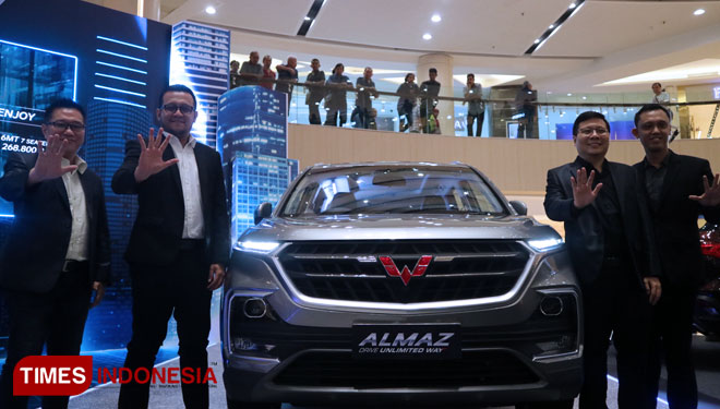 Wuling Motors meluncurkan seri Almaz di Atrium Tunjungan Plaza 3 Surabaya. Mobil tersebut dilengkapi fitur voice command canggih dalam Bahasa Indonesia sehari-hari, Jumat (19/7/2019). (Foto: Lely Yuana/TIMES Indonesia)
