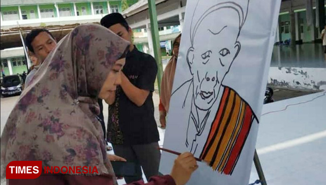 Wakil Gubernur NTB Sitti Rohmi Djalilah saat melakukan simulasi mewarnai poster Pahlawan Nasional Almaghfurullah Maulanasyaikh TGKH. M. Zainuddin Abdul Madjid. (FOTO: Istimewa/TIMES Indonesia)