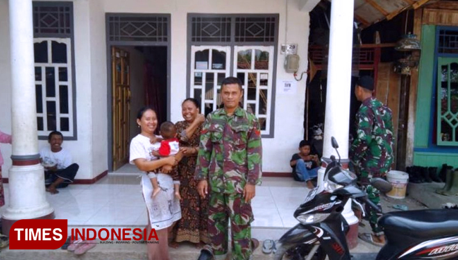 Endang (45) istri Sanuri (51) daster coklat, bersama Kopda Mashuri, anggota Satgas TMMD dari Yonif 407 Padmakusuma Tegal. (FOTO: AJP TIMES Indonesia)