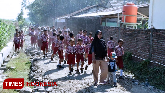 Anak-anak SDN Jatimulya 03 mulai gunakan jalan TMMD Reguler Tegal untuk berolahraga. (FOTO: AJP TIMES Indonesia)