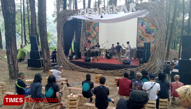 Suasana konser musik di Nojo Campfest. (FOTO: Moch. Al-Zein/TIMES Indonesia)