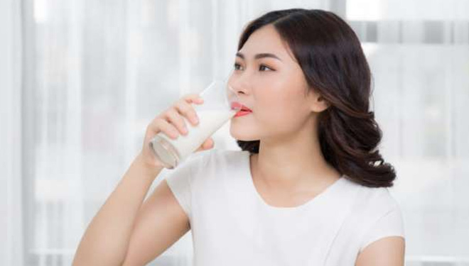 ILUSTRASI - Mengonsumsi minuman mengandung susu yang diperkaya inulin dan beta-glukan. (FOTO: MSN.com)