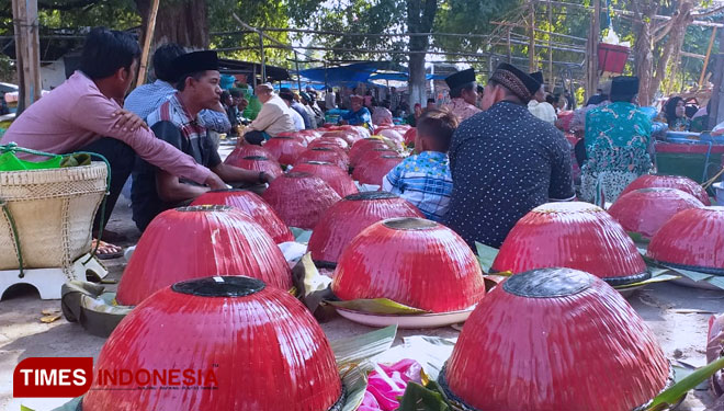 Nasi Rasol dalam tradisi nyader masyarakat Sumenep atau pesta kuburan baru dibuka dan dimakan usai pembacaan yasin dan tahlil di Asta Bhuju' Gubang. (Foto: Ash. Qusyairi Nurullah/TIMES Indonesia)