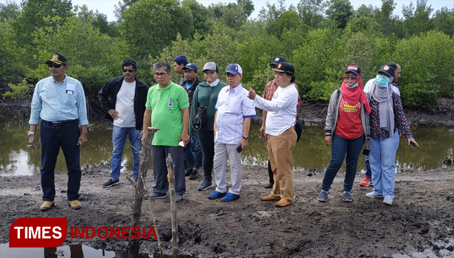 Anggota Pansus RTRW bersama tim asistensi raperda saat meninjau lokasi yang akan dijadikan area Industri Kota Bontang (Foto: Kusnadi /TIMES Indonesia) 