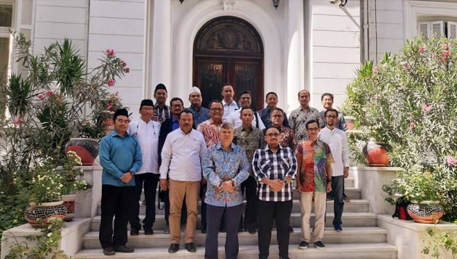 Ketua Umum PP GP Ansor Yaqut Cholil Qoumas didampingi jajaran pimpinan pusat foto bersama dengan Dubes Mesir untuo Indonesia Helmy Fauzy, di Wisma Duta KBRI Kairo, Jumat (19/7/2019) sore. (FOTO: Istimewa)