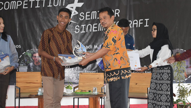 Kepala Diskominfo Kabupaten Blitar menyerahkan hadiah kepada pemenang Awarding Vlog Competition yang diselenggarakan Argia Academy, Minggu (21/7/2019). (FOTO: Istimewa)