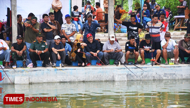 Bupati Jember dr Faida tampak ikut lomba memancing dalam acara lomba memancing memperingati HUT ke-20 Radar Jember di Omega Fishing di kompleks Jember Edu Garden (JEG) di Kecamatan Ajung, Minggu (21/7/2019). (FOTO: Humas Pemkab Jember for TIMES Indonesia)