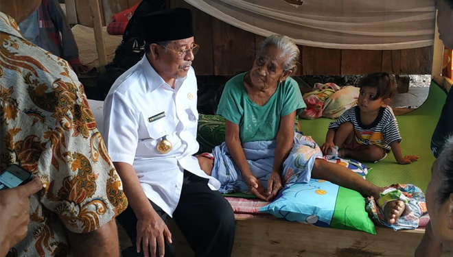 Gubernur KH Abdul Gani saat meninjau korban gempa Halsel di tenda pengungsian. (foto: istimewa)