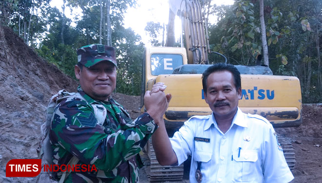 Kades Dasri, Juandi S.H dan Serka Bambang Pujianto, tim teknis Satgas TMMD 105 Banyuwangi. (Foto: Agung Sedana/ TIMES Indonesia)