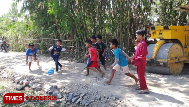 Keceriaan anak-anak Dukuh Sigerung, Desa Jatimulya, Kecamatan Suradadi, Kabupaten Tegal, Jawa Tengah, di makadam 702 meter. (FOTO: AJP/TIMES Indonesia)