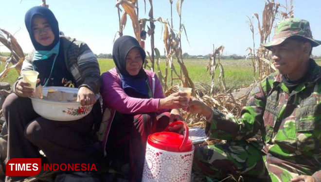 Kepedulian ibu-ibu dari Dukuh Sigerung, Desa Jatimulya, Kecamatan Suradadi, Kabupaten Tegal, Jawa Tengah, terhadap pelaku pembangunan. (FOTO: AJP/TIMES Indonesia)
