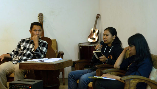 Andre Yuris, Anastasia Jesica, dan Dyah Ayu dalam sebuah diskusi dan screening film More Than Work di C2O Library, Surabaya, Jumat (19/7/2019). (Foto: Istimewa)