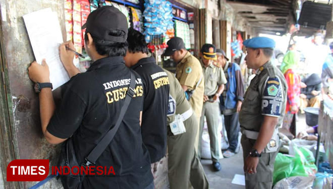 Petugas Bea Cukai Madura saat melakukan operasi pasar di berbagai toko yang ada di Kabupaten Pamekasan.(Foto: Akhmad Syafi'i/TIMES Indonesia)