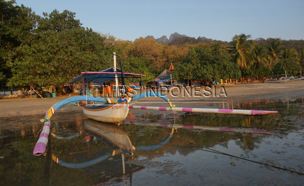 Kapal nelayan berada di tepi pantai yang digunakan sebagai transportasi wisata untuk menikmati pantai Pasir Putih.(FOTO: Adhitya Hendra/TIMES Indonesia)