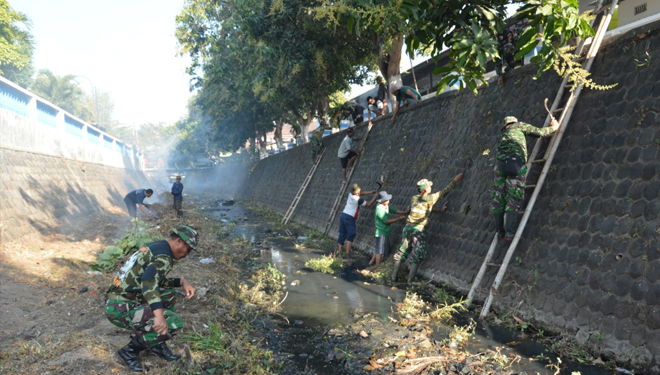 Prajurit Kodim 0802/Ponorogo, Dinas PUPR dan Masyarakat Ponorogo Saat Gotong Royong membersihkan Aliran Sungai di Kawasan Jalan Juanda Ponorogo. (Foto: Istimewa)