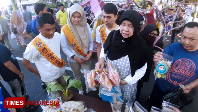 Sejumlah mahasiswa KKN Unira saat menjual makanan camilan keripik sawi di area Monumen Arek Lancor Kabupaten Pamekasan. (Foto: Akhmad Syafi'i/TIMES Indonesia)