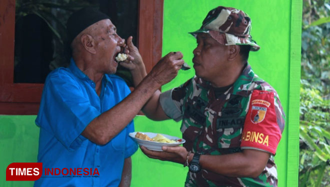 Serda Moh Jazuli dan Bapak Bari warga Dasri. (Foto: Agung Sedana/ TIMES Indonesia)