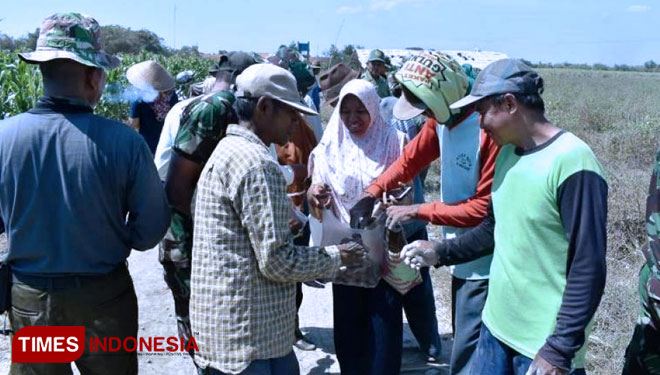 Masyarakat Desa Jatimulya, Kecamatan Suradadi, Kabupaten Tegal, Jawa Tengah, memberikan logistik makanan dan minuman. 