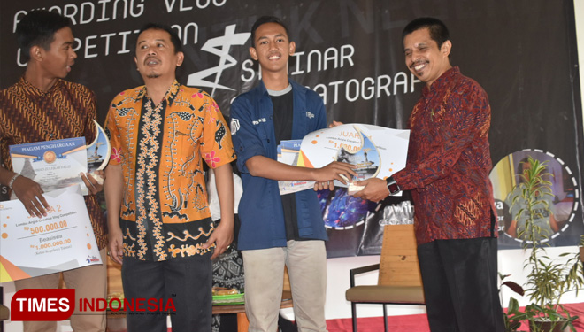 Kepala Disparbud Kota Blitar( Batik Merah) menyerahkan hadiah kepada pemenang Awarding Vlog Competition yang diselenggarakan Argia Academy, Minggu (21/7/2019). (FOTO: Sholeh/TIMES Indonesia)