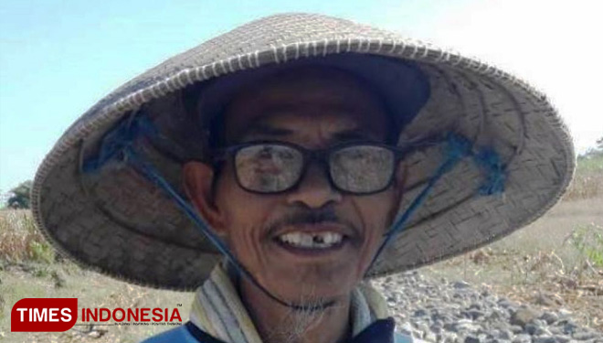 Warsono (65) kaos biru bercaping, sosok inspirasi masyarakat desa di Kabupaten Tegal, Jawa Tengah.