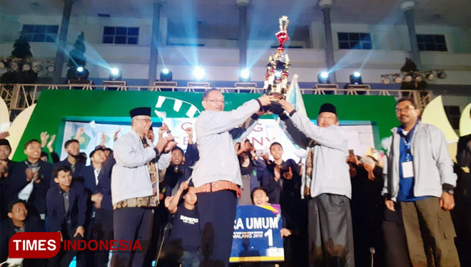 Rektor UIN Malang mengangkat trofi juara umum PIONIR IX 2019 saat penutupan. (FOTO: Imam Kusnin/TIMES Indonesia)