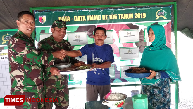 Warga Setail Genteng berikan makanan di Posko TMMD 105 Banyuwangi. (FOTO: Agung Sedana/TIMES Indonesia)