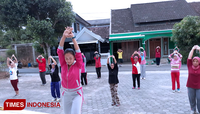 Warga Perumnas Bangunsari Pacitan mengikuti senam sehat. (Foto: Heri Bahtiar/TIMES Indonesia)