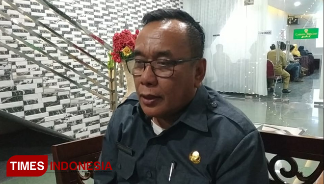 Kepala Disparibud Pamekasan Ahmad Sjaifuddin, saat diwawancarai wartawan TIMES Indonesia. (Foto: Akhmad Syafi'i/TIMES Indonesia)