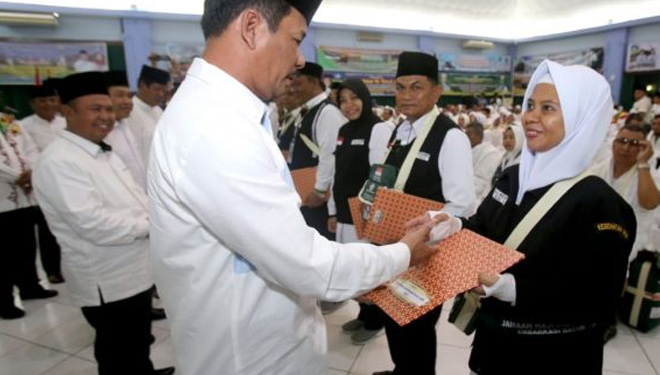 Walikota Batam, HM Rudi menyalami Jemaah Calon Haji (JCH). (Foto: Istimewa)