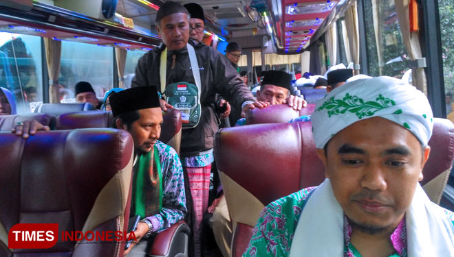 Suasana Jamaah Calon Haji Indonesia asal Kabupaten Bondowoso sebelum dilepas oleh Bupati Salwa Arifin. (FOTO: Moh Bahri/TIMES Indonesia)