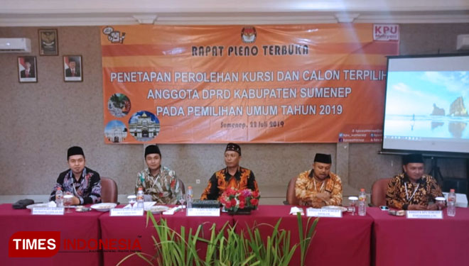 Komisoner KPU Sumenep Dalam Rapat Pleno Penetapan Hasil Pemilu 2019 di Hotel C1 Sumenep, Senin (22/7/2019). (Foto:Ach. Qusyairi Nurullah/TIMES Indonesia) 