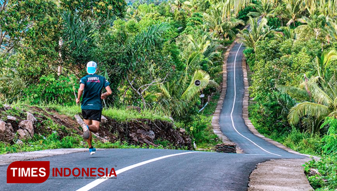 Salah satu peserta Penanggak Road Hill 10K tengah berlali melintasi bukit di Lombok Barat. (FOTO: AJP TIMES Indonesia)
