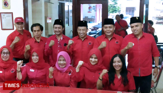 Dua belas anggota DPRD Kota Malang Periode 2019-2024 dari fraksi PDI Perjuangan. (Foto: Imadudin M/TIMES Indonesia)