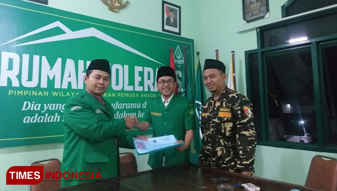 Gus Gufron Sirojd atau Gus Gopong menyerahkan pendaftaran bakal calon ketua PW GP Ansor Jatim. (FOTO: Uday/TIMES Indonesia). 