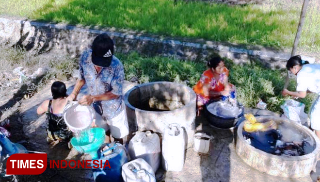 Lokasi pengambilan air bersih masyarakat Desa Jatimulya, Kecamatan Suradadi, Kabupaten Tegal, Jawa Tengah, di sumber mata air tengah sawah Dukuh Sigerung, melewati jalan TMMD. (FOTO: AJP TIMES Indonesia)