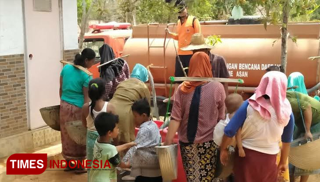 Badan Penanggulangan Bencana Daerah  Kabupaten Pamekasan, saat menyalurkan air di beberapa desa yang ada di Kabupaten Pamekasan.(Foto: Akhmad Syafi'i/TIMES Indonesia)