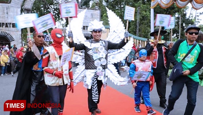 Peserta Recycle Fashion Carnival (RFC) Bantul 2019 saat menunjukkan aksinya kepada masyarakat. (FOTO: Pemkab Bantul/TIMES Indonesia)