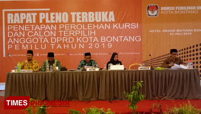 Lima Komisioner KPU Bontang saat memimpin Rapat Pleno penetapan caleg terpilih