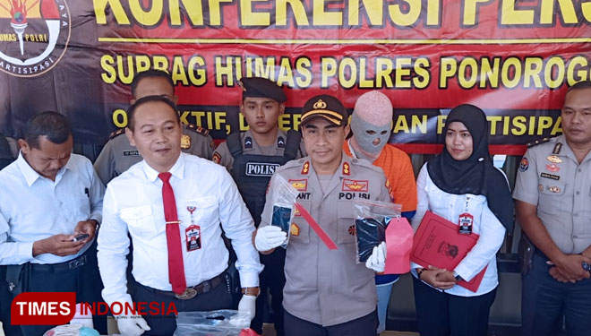 Kapolres Ponorogo melakukan jumpa pers terkait kasus video asusila (FOTO: Marhaban/TIMES Indonesia)