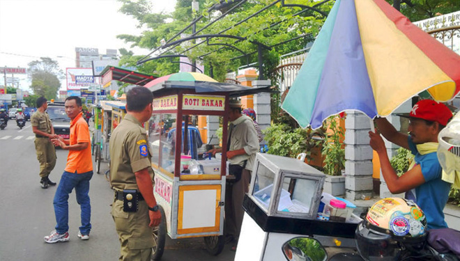 Cegah Kemacetan dan Kecelakaan, Satpol PP Kota Kediri Tertibkan PKL