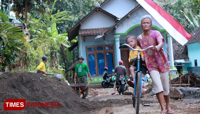 Warga Desa Setail dan Desa Dasri mulai menggunakan akses jalan program TMMD. (Foto: Agung Sedana/ TIMES Indonesia)