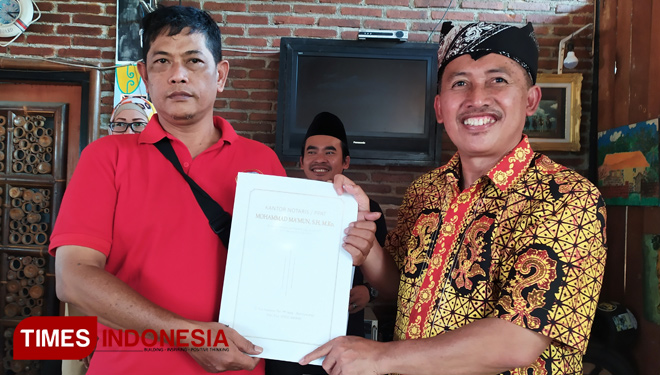 Penyerahan akta Notaris kepada para komunitas. (Foto: Erwin Wahyudi/TIMES Indoensia)