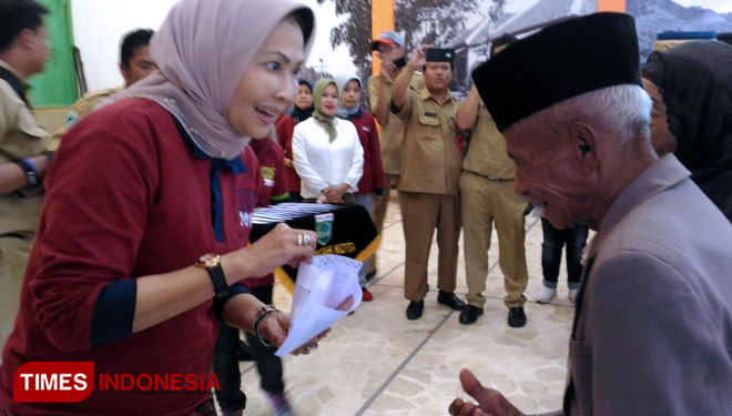 Wali Kota Batu, Dra Hj Dewanti Rumpoko M.Si saat memberikan insentif kepada perwakilan lansia. (FOTO: Muhammad Dhani Rahman/TIMES Indonesia) 