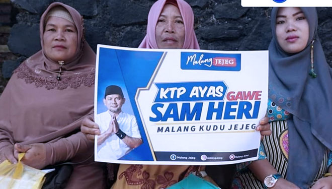 Warga saat mendukung Heri Cahyono dengan memberikan KTPnya untuk Pilkada Kabupaten Malang. (foto: Malang Jejeg for TIMES Indonesia)