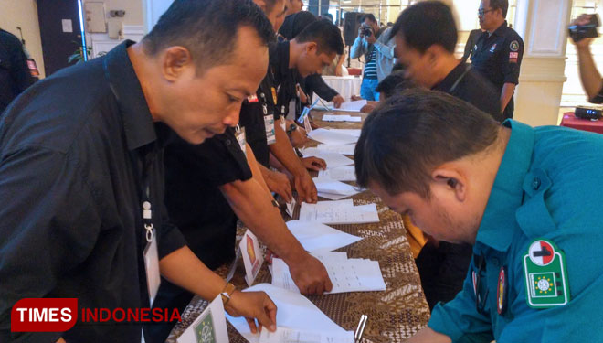 Penandatanganan berita acara penetapan calon terpilih anggota DPRD Kabupaten Bondowoso periode 2014-2019 di Hotel Palm. (FOTO: Moh Bahri/TIMES Indonesia)