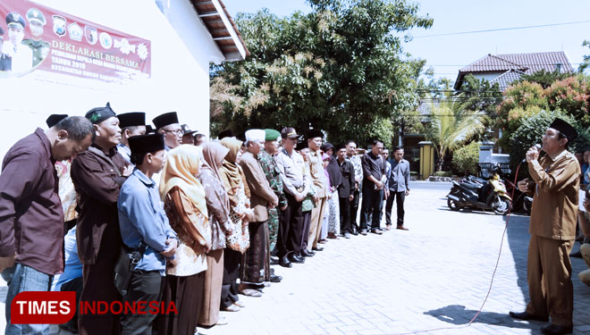 Calon kepala desa di Kabupaten Gresik saat deklarasi Pilkades damai di Pendapa Kecamatan Dukun. (Foto: Akmal/TIMES Indonesia)