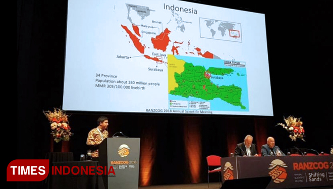 dr Rozi saat menyampaikan gagasan soal Plasenta Akreta di Royal Australian and New Zealand College of Obstetricians and Gynaecologists Annual Scientific Meeting (RANZCOG 2018 ASM) di Adelaide Convention Centre. (FOTO: AJP TIMES Indonesia)