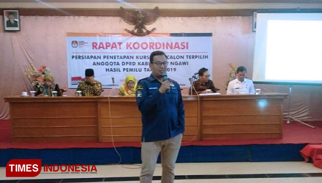 Aman Ridho Hidayat komisioner KPU Ngawi tengah memimpin rapat koordinasi. (Foto: Ardian Febri Tri H/TIMESIndonesia)